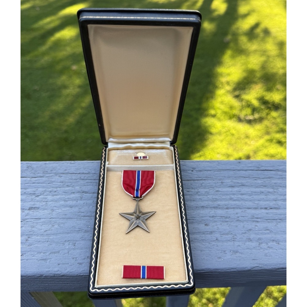 WWII US Military Bronze Star Medal Ribbon Bar Lapel Pin Original Presentation